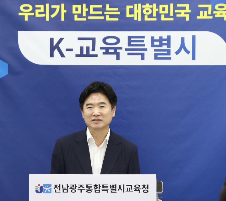 [전남광주=뉴시스] 김대중 전남광주통합특별시교육감이 21일 광주청사에서 AI(인공지능)·반도체 미래인재 양성 프로젝트에 대해 설명하고 있다. (사진 = 특별시교육청 제공). 2026.07.21. photo@newsis.com *재판매 및 DB 금지