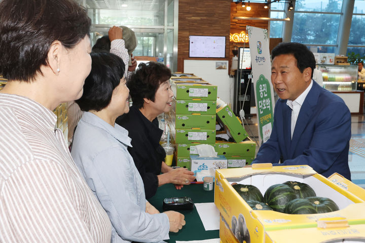 옹진군청이 개최한 '옹진자연 단호박' 직거래 판매행사. (사진=옹진군 제공) 2026.07.21. photo@newsis.com *재판매 및 DB 금지