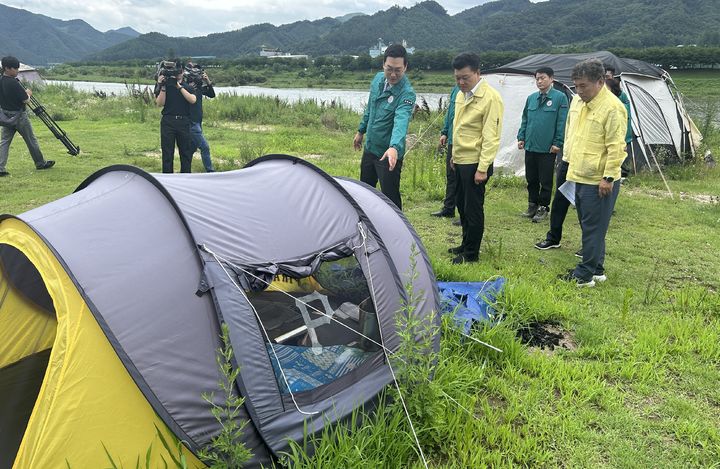 단월강수욕장 장박 텐트 둘러보는 신용한 충북지사와 이동석(왼쪽) 충주시장 *재판매 및 DB 금지