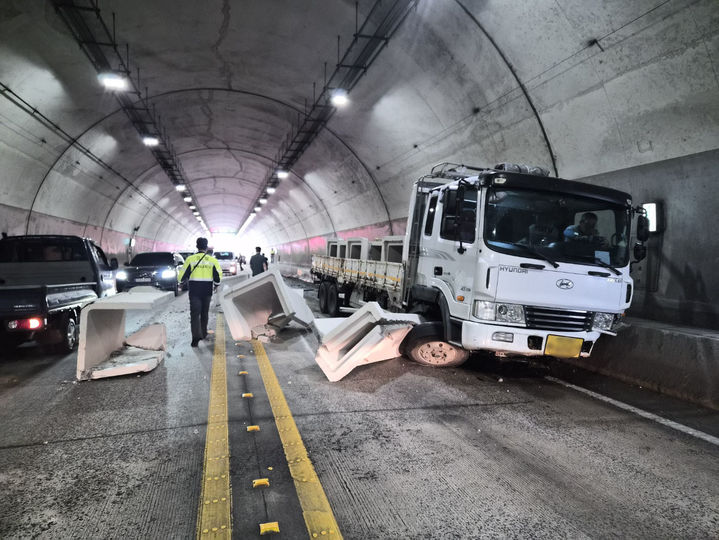 [장흥=뉴시스] 21일 오전 9시45분께 전남광주 장흥군 용산면 자울재터널에서 70대 남성 A씨가 몰던 승용차와 50대 남성 B씨가 몰던 5t 화물차가 충돌해 당국이 사고를 수습하고 있다. (사진=전남소방본부 제공) 2026.07.21. photo@newsis.com *재판매 및 DB 금지
