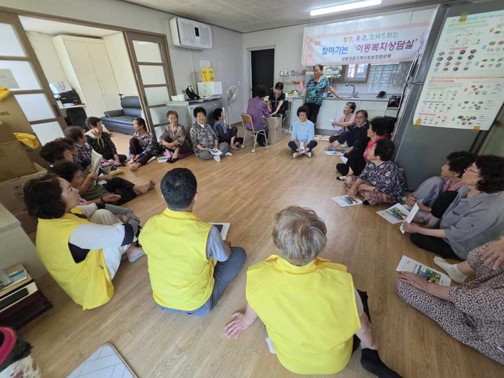 [밀양=뉴시스] 삼랑진읍 지역사회보장협의체가 내송1경로당에서 찾아가는 이동복지상담소를 운영하고 있다. (사진=밀양시 제공) 2026.07.21. photo@newsis.com *재판매 및 DB 금지