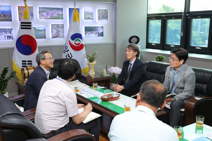 [세종=뉴시스] 조용민 국립축산과학원장이 21일 경북 영양군 산란용 토종닭 시험농가를 방문해 사육 현황을 점검하고 농가 의견을 청취했다. (사진=농촌진흥청 국립축산과학원 제공) 2026.07.21. photo@newsis.com *재판매 및 DB 금지