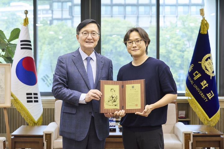 [서울=뉴시스] 서울대학교는 동문이자 학습지원 브랜드 모트모트를 이끄는 김권봉 대표가 모교 미술대학 디자인과에 3억원을 기부했다고 21일 밝혔다. 사진은 지난 20일 유홍림 서울대 총장(왼쪽)이 김 대표에게 감사패를 전달한 뒤 기념촬영을 하고 있는 모습. 2026.07.21. photo@newsis.com *재판매 및 DB 금지