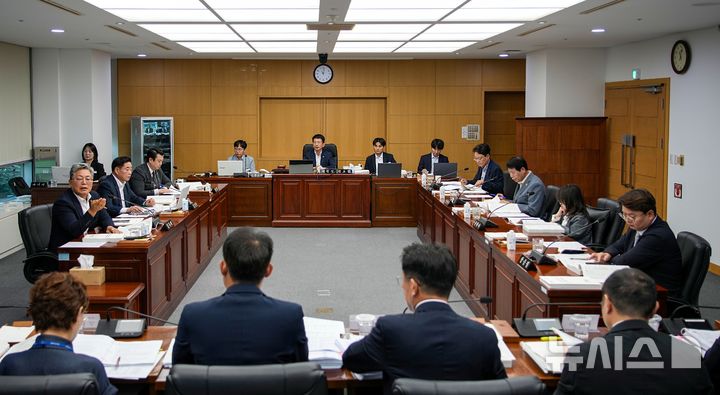 [전주=뉴시스] 김민수 기자= 전북특별자치도의회 농업복지환경위원회가 전북자치도 업무보고 회의를 진행하고 있다. (사진= 전북자치도의회 제공) *재판매 및 DB 금지