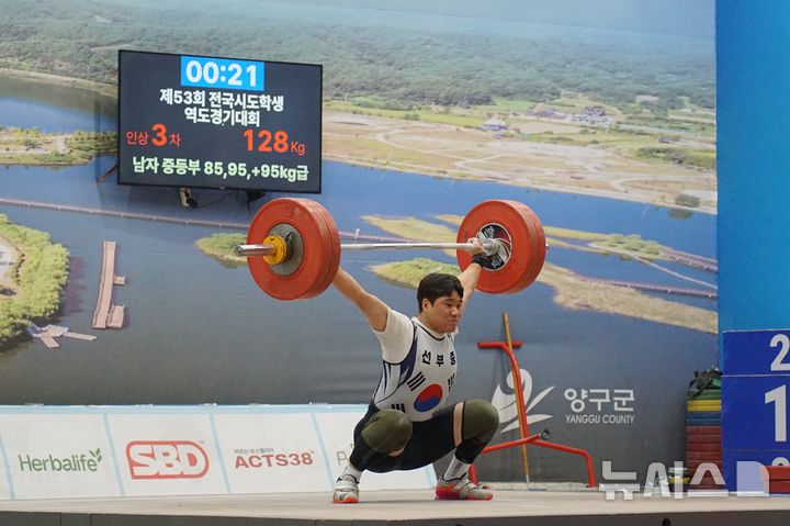 [서울=뉴시스]역도 유망주 권순권 인상. (사진=대한역도연맹 제공)
