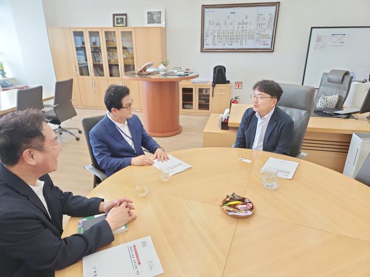 [보령=뉴시스] 행정안전부를 방문, 이야기를 나누는 엄승용(왼쪽) 보령시장. (사진=보령시청 제공) 2026.07.21. photo@newsis.com *재판매 및 DB 금지