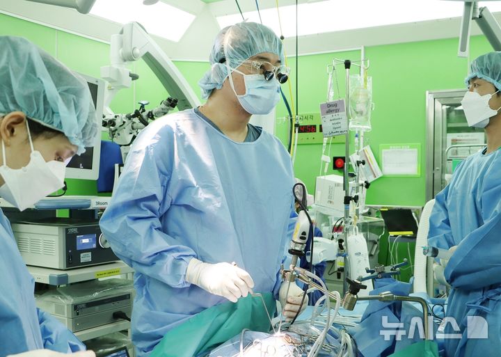 [서울=뉴시스] 뇌간 전이암 환자에게 최소침습 내시경 수술을 시행중인 전치만 한림대학교성심병원 교수. (사진= 한림대학교성심병원 제공)
