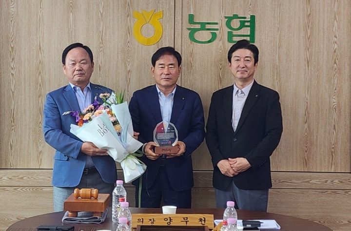 [창원=뉴시스]NH농협손해보험, 해인사농협을 통한 고액 상품 가입 기업에 감사패 전달.(사진=경남농협 제공) 2026.07.21.photo@newsis.com *재판매 및 DB 금지