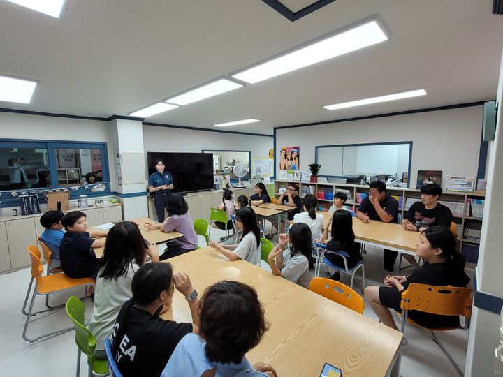 [대구=뉴시스] 대구 서부경찰서는 서구 평리동에 있는 지역아동센터 '사랑속의 아이들'을 찾아 아동학대 예방교육을 실시했다. (사진=서부경찰서 제공) 2026.07.21. photo@newsis.com *재판매 및 DB 금지