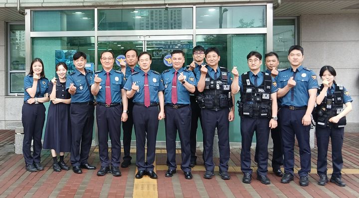 [인천=뉴시스] 21일 인천 미추홀경찰서 도화지구대를 방문한 한창훈(왼쪽 여섯번째) 인천경찰청장이 경찰관들과 기념사진을 촬영하고 있다. (사진=인천경찰청 제공) 2026.07.21. photo@newsis.com *재판매 및 DB 금지