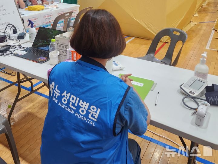 [인천=뉴시스]김지현 기자=뉴성민병원 관계자가 21일 인천 신현북초등학교 임시 대피소에서 이재민들의 건강 상담을 위해 대기하고 있다. 2026.07.21. kjh@newsis.com