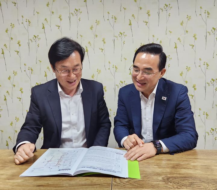 [청주=뉴시스] 박홍근 기획예산처 장관 만난 이장섭 충북 청주시장. (사진=청주시 제공) 2026.07.21. photo@newsis.com *재판매 및 DB 금지