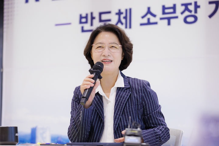 추미애 "반도체 생태계 전주기 구축, 속도감 있게 진행" - 뉴스 썸네일 이미지