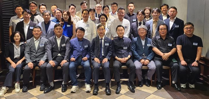 [대전=뉴시스] 국립한밭대 '최고경영자과정 동문 초청의 밤' 기념촬영. (사진=국립한밭대 제공) 2026.07.21. photo@newsis.com *재판매 및 DB 금지