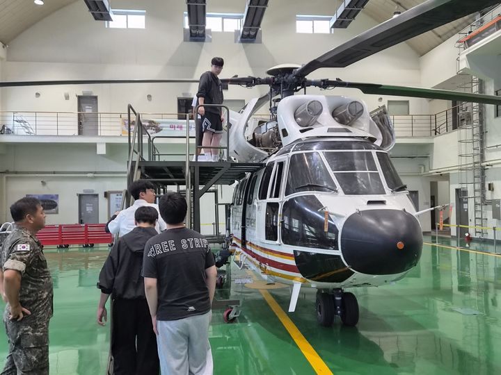 [논산=뉴시스]국방항공고등학교는 육군항공학교에서 항공기계과·항공전기전자과 등 50명의 학생을 대상으로 항공분야 진로체험 견학을 가졌다. 2026. 07. 21 photo@newsis.com *재판매 및 DB 금지