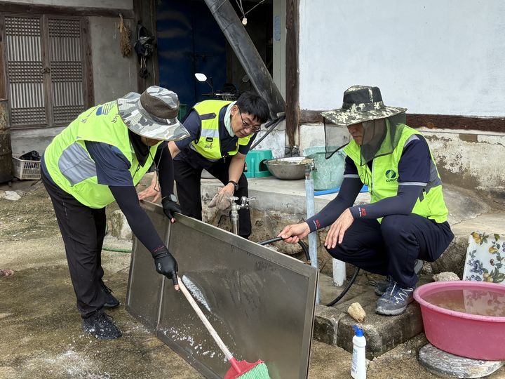 [세종=뉴시스]한국남부발전 안동빛드림본부가 풍산읍 행정복지센터, 풍산읍 새마을지도자협의회, 굿피플 경북지부와 협력해 추진 중인 복지 사각지대 취약계층 대상 주거환경 개선 사업의 일환으로 21일 대상 가구를 직접 방문하여 봉사활동을 시행했다고 밝혔다.(사진= 남부발전 제공) *재판매 및 DB 금지