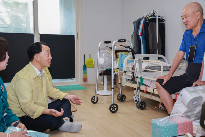 [산청=뉴시스] 유명현 산청군수 복지시설 및 취약계층 방문 (사진=산청군 제공) 2026. 07. 21. photo@newsis.com *재판매 및 DB 금지