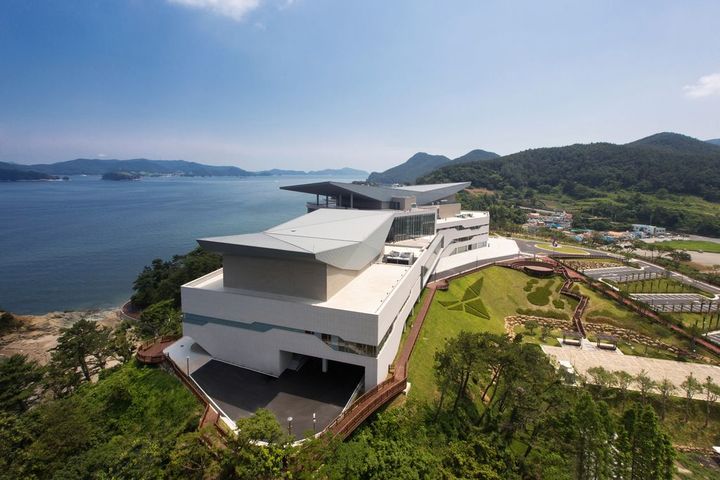 [통영=뉴시스] 신정철 기자= 통영국제음악재단은 21일, 통영국제음악당에서 진행될 하반기(9월~12월) 기획공연 및 콩쿠르·아카데미·포럼 등 프로그램을 공개하고 티켓 예매를 시작했다.사진은 통영국제음악당 전경.(사진=통영국제음악재단 제공).2026.07.21. photo@newsis.com *재판매 및 DB 금지