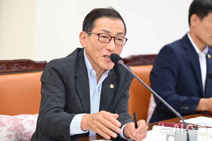 [창원=뉴시스]경남도의회 농해양수산위원회 최갑현 의원이 21일 도청 해양수산국 주요업무보고에서 사천시 삼천포수협 위판장 현대화와 삼천포항 어선 수리·정비 기반 확충을 주문하고 있다.(사진=경남도의회 제공) 2026.07.21. photo@newsis.com