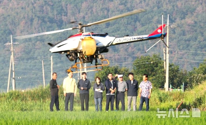 [포항=뉴시스] 포항시 제1차 벼 병해충 항공 방제가 21일 북구 흥해읍 양백리에 열린 가운데 박용선 시장이 현장을 찾아 상황을 점검하고 농업인과 작업자를 격려하고 있다. (사진=포항시 제공) 2026.07.21. photo@newsis.com 