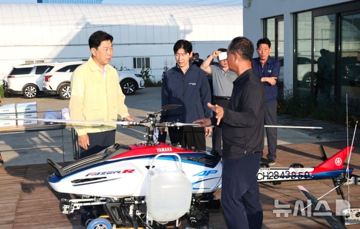 [포항=뉴시스] 포항시 제1차 벼 병해충 항공 방제가 21일 북구 흥해읍 양백리에서 열린 가운데 박용선 시장이 현장을 찾아 상황을 점검하고 농업인과 작업자를 격려하고 있다. (사진=포항시 제공) 2026.07.21. photo@newsis.com 