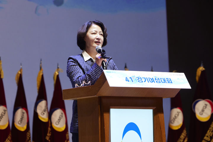 [수원=뉴시스] 추미애 경기도지사가 21일 경기아트센터 대극장에서 열린 제41회 경기여성대회에서 발언하고 있다. (사진=경기도 제공) 2026.07.21. photo@newsis.com *재판매 및 DB 금지