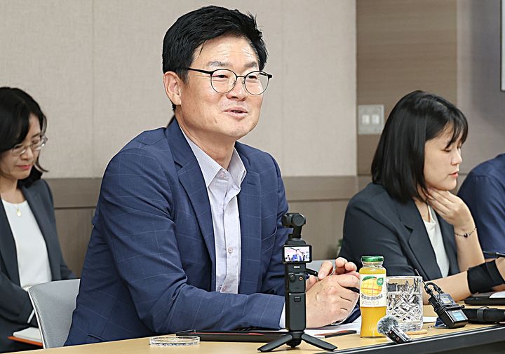 [원주=뉴시스] 이덕화 기자 = 21일 구자열 원주시장이 언론간담회를 열고 민선9기 주요 시정 방향인 시민주권시대위원회 신설과 적극행정위원회 운영 등에 대한 설명을 하고 있다. 2026.07.21. nder8768@newsis.com *재판매 및 DB 금지