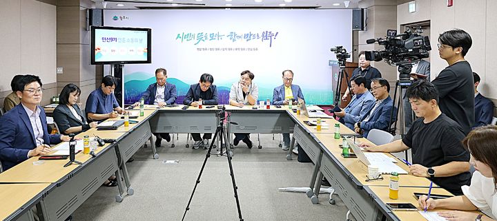 [원주=뉴시스] 이덕화 기자 = 21일 구자열 원주시장(왼쪽)이 언론간담회를 열고 민선9기 주요 시정 방향인 시민주권시대위원회 신설과 적극행정위원회 운영 등에 대한 설명을 하고 있다. 2026.07.21. nder8768@newsis.com *재판매 및 DB 금지