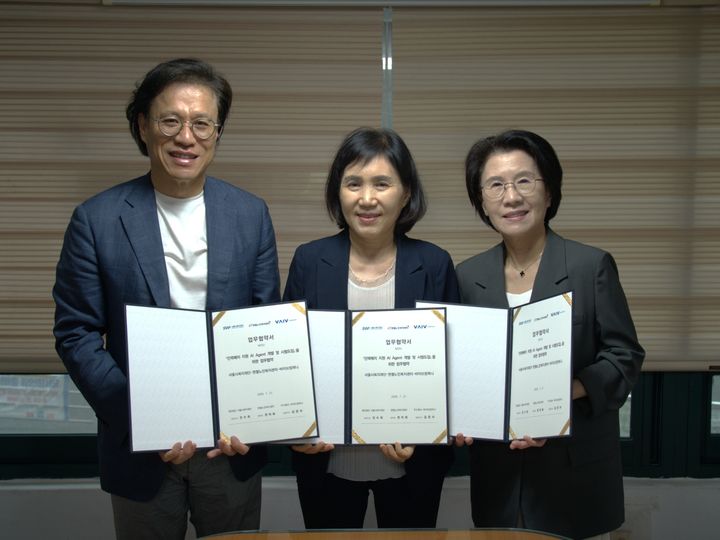 [서울=뉴시스] 김경서 바이브컴퍼니 대표이사(왼쪽부터), 권미화 엔젤노인복지센터 센터장, 진수희 서울시복지재단 대표이사가 장기요양서비스 인력배치 지원 인공지능(AI) 에이전트 개발 및 시범 도입을 위한 업무협약식에서 협약서를 들고 기념촬영하고 있다. (사진=서울시복지재단 제공) 2026.07.22. photo@newsis.com *재판매 및 DB 금지