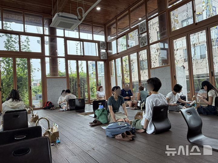 [서울=뉴시스]서울한방진흥센터 족욕 체험장 내에서 약초 족욕을 하고 있다.&nbsp; 이송이 인턴기자, 이지윤 인턴기자 2026.07.20