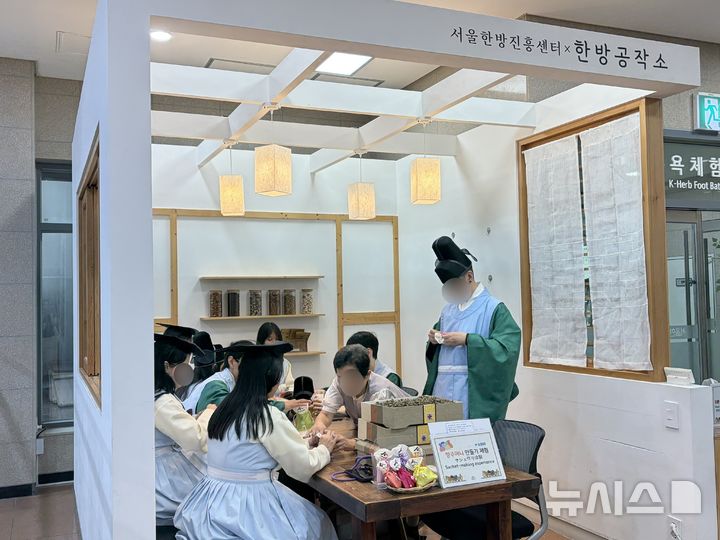 [서울=뉴시스]전통의상을 입은 사람들이 향주머니 만들기 체험을 하고 있다.&nbsp; 이송이 인턴기자, 이지윤 인턴기자 2026.07.20