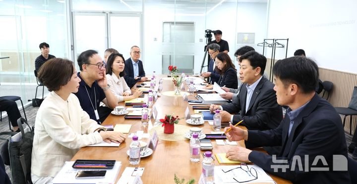 [포항=뉴시스] 포항시는 21일 그래핀스퀘어 포항캠퍼스에서 그래핀·푸드테크 기업 관계자와 현장 간담회를 열고 산업 육성과 투자 확대를 위한 협력 방안을 논의했다. (사진=포항시 제공) 2026.07.21. photo@newsis.com