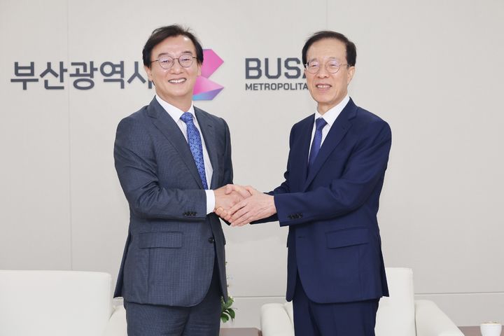 [부산=뉴시스]전재수 부산시장(왼쪽)이 21일 부산시청에서 이석연 국민통합위원회 위원장을 접견하고 청년정책과 지역 균형발전 방안을 위한 협력 방안을 논의했다. (사진=부산시 제공) 2026.07.21. photo@newsis.com *재판매 및 DB 금지
