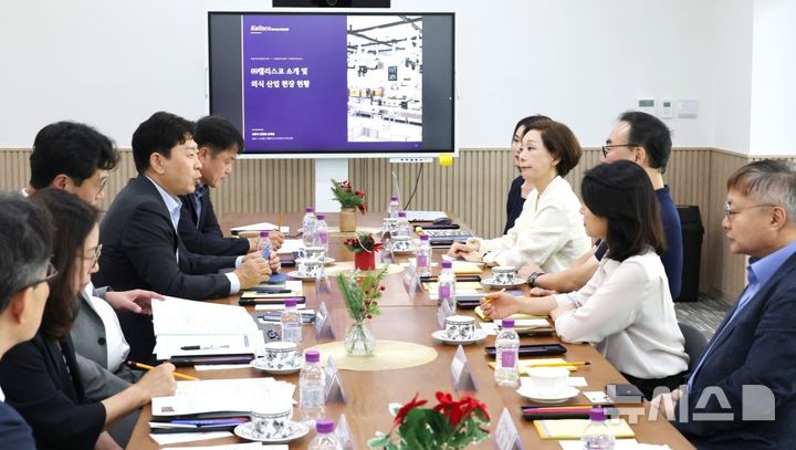 [포항=뉴시스] 포항시는 21일 그래핀스퀘어 포항캠퍼스에서 그래핀·푸드테크 기업 관계자와 현장 간담회를 열고, 산업 육성과 투자 확대를 위한 협력 방안을 논의했다. (사진=포항시 제공) 2026.07.21. photo@newsis.com