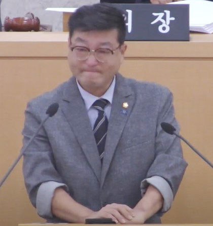 [전남광주=뉴시스] 이현행 기자 = 조국혁신당 고우람 의원이 지난 20일 전남광주 남구의회에서 열린 제322회 임시회에서 의사 발언 중 눈물을 흘리고 있다. (사진=남구의회 누리집 생방송 캡쳐) 2026.07.21. lhh@newsis.com *재판매 및 DB 금지