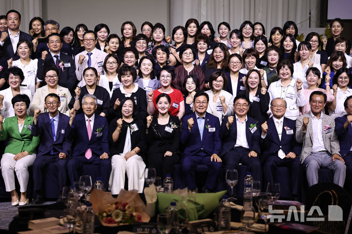 [창원=뉴시스] 21일 오후 경남 창원 그랜드머큐어앰배서더 호텔에서 열린 한국여성경제인협회 경남지회 창립 27주년 기념식에 참석한 이명자 경남지회장, 박완수 경남도지사, 권순기 경남도교육감, 이상연 경남경총 회장 등이 기념촬영하고 있다. (사진=경남도 제공) 2026.07.21. photo@newsis.com 