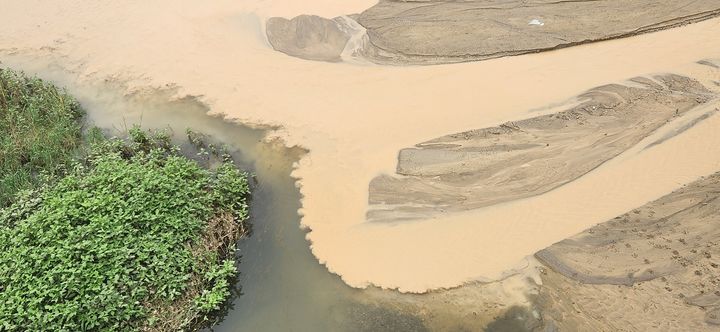 [대전=뉴시스]곽상훈 기자=대전 유성구 용계동 진잠천으로 인근 아파트 공사현장에서 방류한 것으로 보이는 흙탕물이 흘러들고 있다. 2026. 07. 22 kshoon0663@newsis.com *재판매 및 DB 금지