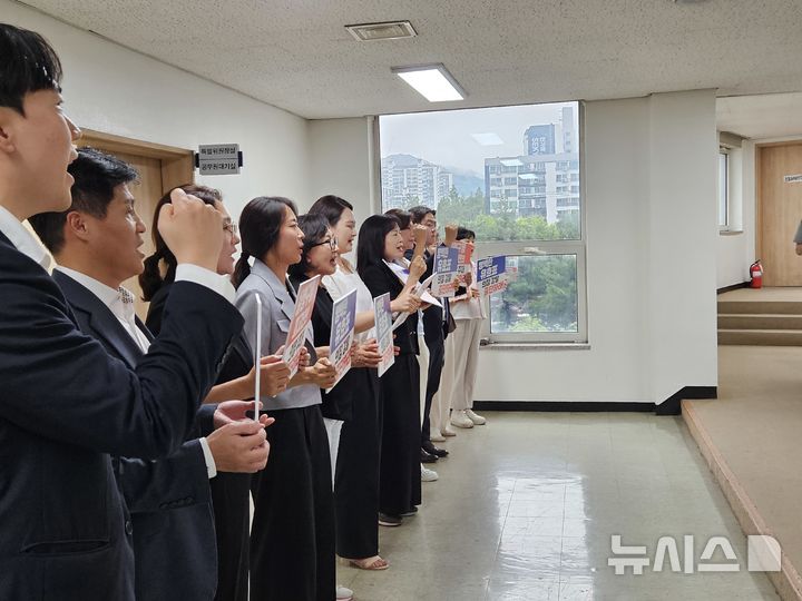 [안양=뉴시스] 박석희기자=민주당 의원들이 “국민의힘이 의장직을 강제로 차지했다”며 피켓 시위를 벌이는 등 반발하고 있다.2026.07.21.phe@newsis.com