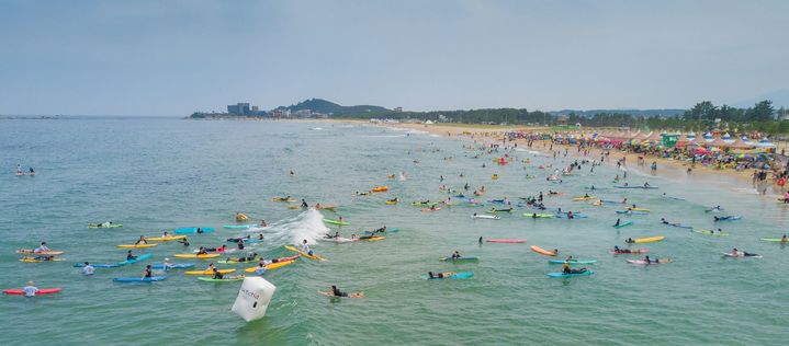 [고성=뉴시스] 강원 고성군의 한 해수욕장 모습.(사진=고성군 제공)photo@newsis.com *재판매 및 DB 금지