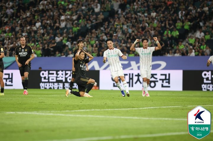 [서울=뉴시스]K리그1 전북 이승우 페널티킥 실축. (사진=한국프로축구연맹 제공)