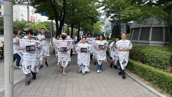 [부산=뉴시스] 21일 제48차 유네스코 세계유산위원회가 열리는 벡스코 인근에서 진행된 '사도광산 강제동원 피해자의 목소리를 알리는 시민 긴급행동' (사진=식민지역사박물관 제공) 2026.07.21. photo@newsis.com *재판매 및 DB 금지