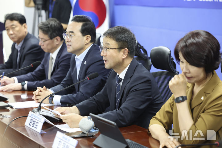 [서울=뉴시스] 김근수 기자 = 한병도(오른쪽에서 두번째) 더불어민주당 원내대표와 박홍근 기획예산처 장관이 21일 오전 서울 여의도 국회 의원회관에서 열린 더불어민주당 2027년 예산안 당정협의 회의에서 발언하고 있다. 2026.07.21. ks@newsis.com