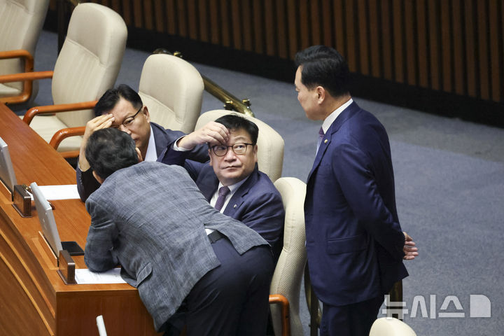 [서울=뉴시스] 김근수 기자 = 정점식 국민의힘 원내대표가 21일 오전 서울 여의도 국회 본회의장에서 진행되고 있는 필리버스터(무제한 토론)에서 윤용근 국민의힘 의원과 이야기를 나누고 있다. 더불어민주당이 처리를 예고한 '2차 종합특검 연장법'(윤석열·김건희에 의한 내란·외환 및 국정농단 행위의 진상규명을 위한 특별검사 임명 등에 관한 법률 일부개정법률안 대안)이 지난 20일 국회 본회의에 상정되자 국민의힘은 필리버스터(무제한 토론)를 진행했다. 2026.07.21. ks@newsis.com