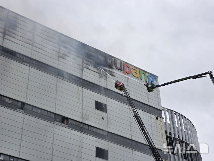 [인천=뉴시스] 전예준 기자 = 화재 나흘째인 21일 오전 인천 서해구 석남동 쿠팡물류센터 화재현장에서 소방대원들이 잔불 진화작업을 벌이고 있다.&nbsp; 21일 인천소방본부에 따르면 이번 화재는 지난 18일 오전 6시54분께 서해구 석남동 쿠팡32물류센터 8층짜리 건물 6층에서 발생, 61시간6분 만인 전날 오후 8시께 초기 진화됐다. kok@newsis.com