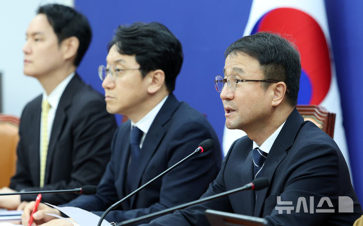 [서울=뉴시스] 고범준 기자 = 한병도 더불어민주당 대표 직무대행 겸 원내대표가 21일 서울 여의도 국회에서 열린 원내대책회의에서 발언하고 있다. 2026.07.21. bjko@newsis.com