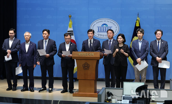 [서울=뉴시스] 최진석 기자 = 국회 행정안전위원회 여당 간사인 이해식(가운데) 더불어민주당 의원이 21일 여의도 국회 소통관에서 민주당 법제사법위원회·행정안전위원회 위원들과 최영중 국민의힘 전 청주시의원 통신영장 기각 관련 기자회견하고 있다. 2026.07.21. myjs@newsis.com
