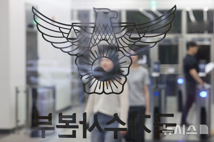 [서울=뉴시스] 권창회 기자 = 여고생 살인범 장윤기(23) 사건을 둘러싼 부실수사와 유착 의혹을 수사 중인 검찰과 경찰이 경찰청 국가수사본부에 대한 동시 강제수사에 착수했다. 21일 광주지검에 따르면 검찰은 이날 오전 6시15분부터 국가수사본부 강력범죄수사과장실 등을 대상으로 압수수색 영장을 집행 중이다. 사진은 21일 오전 서울 서대문구 경찰청 국가수사본부. 2026.07.21. kch0523@newsis.com