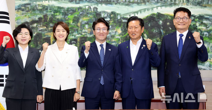 [서울=뉴시스] 박영태 기자 =지난 21일 오전 서울 중구 서울시의회에서 더불어민주당 당대표 후보자들이 시의회 의원들과 간담회를 하기 전 기념촬영을 하고 있다. 왼쪽부터 김보미, 고민정, 김민석, 정청래, 송영길 후보. 2026.07.20. since1999@newsis.com