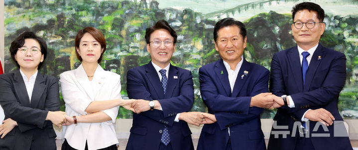 [서울=뉴시스] 박영태 기자 = 21일 오전 서울 중구 서울시의회에서 더불어민주당 당대표 후보자들이 시의회 의원들과 간담회를 하기 전 기념촬영을 하고 있다. 왼쪽부터 김보미, 고민정, 김민석, 정청래, 송영길 후보. 2026.07.20. since1999@newsis.com
