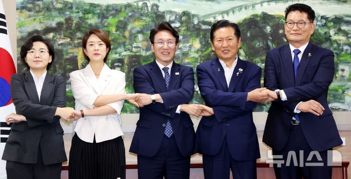 [서울=뉴시스] 박영태 기자 = 지난 21일 오전 서울 중구 서울시의회에서 더불어민주당 당대표 후보자들이 시의회 의원들과 간담회를 하기 전 기념촬영을 하고 있다. 왼쪽부터 김보미, 고민정, 김민석, 정청래, 송영길 후보. 2026.07.20. since1999@newsis.com